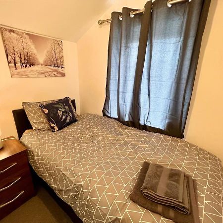4 Bedroom Terrace House Wellingborough Zewnętrze zdjęcie