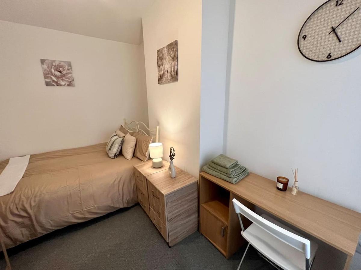 4 Bedroom Terrace House Wellingborough Zewnętrze zdjęcie