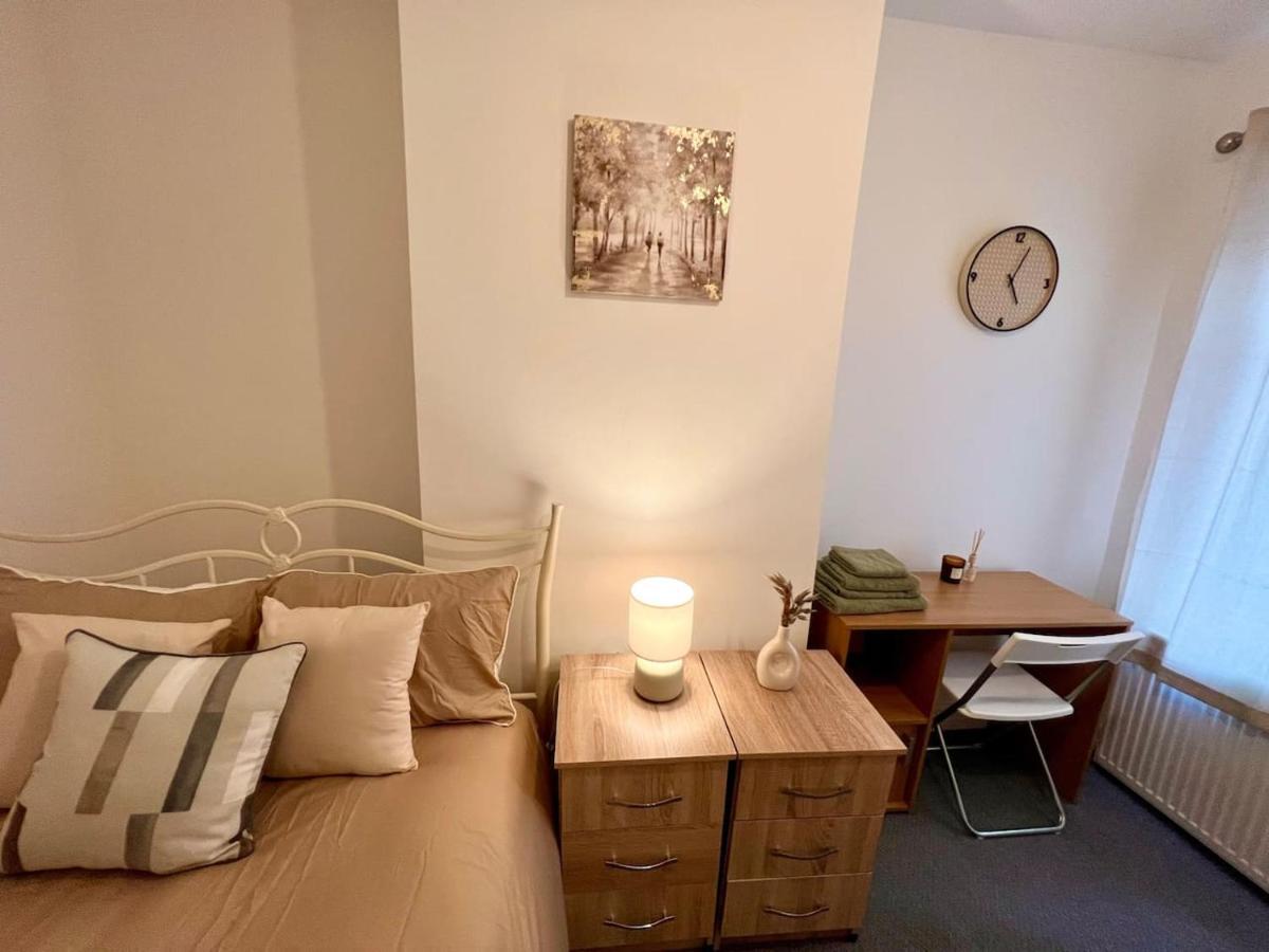 4 Bedroom Terrace House Wellingborough Zewnętrze zdjęcie
