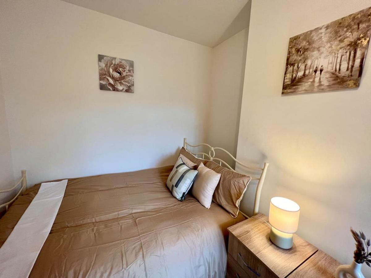 4 Bedroom Terrace House Wellingborough Zewnętrze zdjęcie