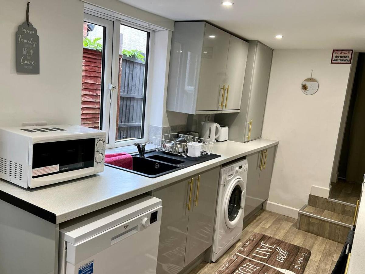 4 Bedroom Terrace House Wellingborough Zewnętrze zdjęcie